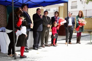 Las maestras reciben una ramo de flores de mano de sus alumnas