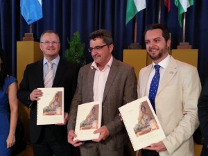 En la imagen,  El delegado territorial de la ONCE en Andalucía, Ceuta y Melilla, Patricio Cárceles, junto al alcalde de Alcalá de Guadaíra, Antonio Gutiérrez Limones, y el pregonero, Manuel Casado