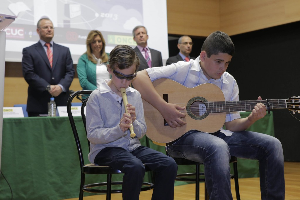 Alumnos del CRE interpretando el himno de Andalucía en guitarra, flauta y piano