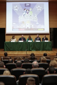 En la imagen, Patricio Cárceles pronuncia su discurso ante los cientos de niños asistentes