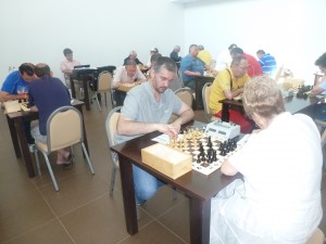 En la imagen, los participantes juegan al ajedrez