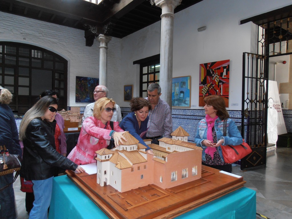 En la imagen, varios afiliados tocan la muestra