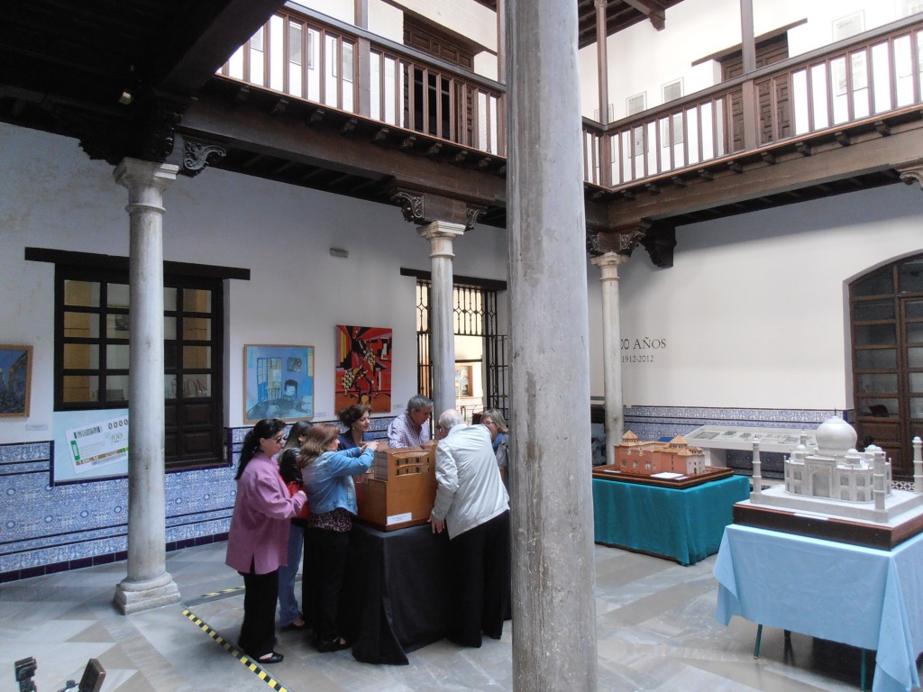 Afiliados a la ONCE tocan los monumentos a escala