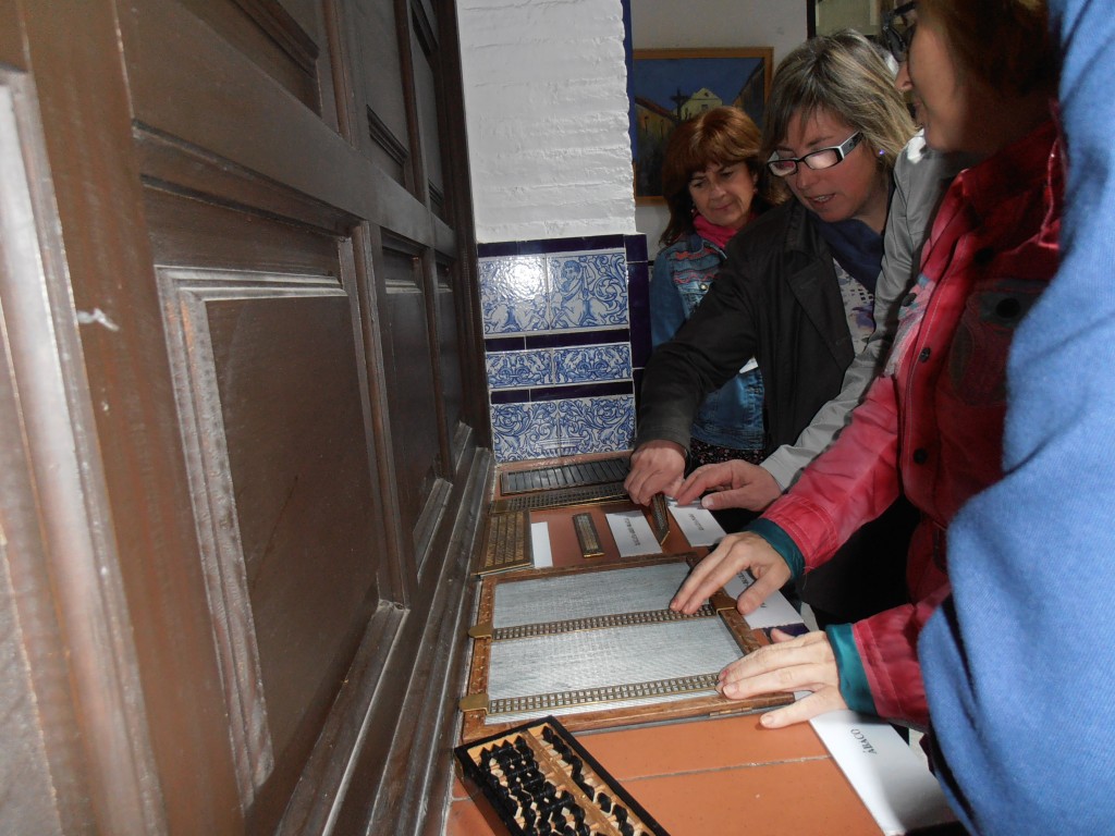 Manos de los afiliados tocando la muestra