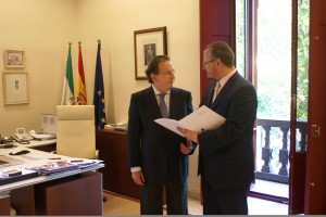 En la imagen, Patricio Cárceles enseña el manifiesto a Emilio de Llera en su despacho