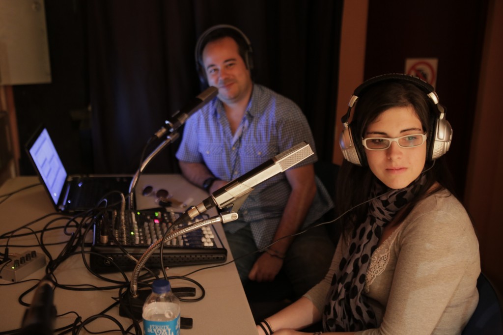 En la imagen, dos trabajadores de Radio Alcosa, que retransmitió las actuaciones en directo