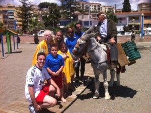 En la imagen, los niños posan junto a un burro