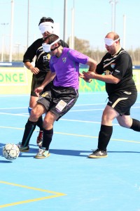 Los jugadores pelean por el balón durante el partido