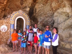 Los niños junto a la imagen de la Virgen de la Victoria