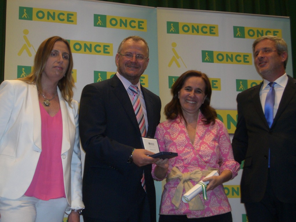 El delegado territorial de la ONCE en Andalucía, Ceuta y Melilla, Patricio Cárceles, entrega el reconocimineot a una trabajadores junto a la directora de la ONCE en Córdoba, Estela Medina y el vicepresidente del Consejo Territorial, Francisco Javier Fernández