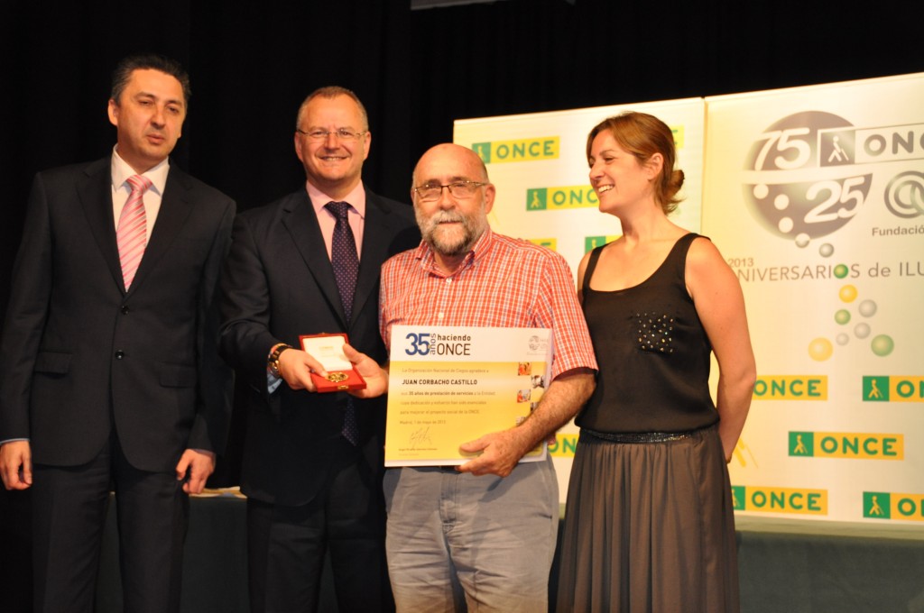 Entrega de diploma por los 35 años de trabajo en la ONCE Algeciras de parte del delegado territorial de la ONCE, Patricio Cárceles, la vicepresidenta del Consejo Territorial, Cristina Arias y el director de la ONCE Algeciras, Alberto Ríos