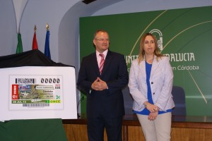El delegado territorial de la ONCE en Andalucía, Ceuta y Melilla, Patricio Cárceles, junto a la directora de Córdoba, Estela Medina, y la imagen de uno de los cupones