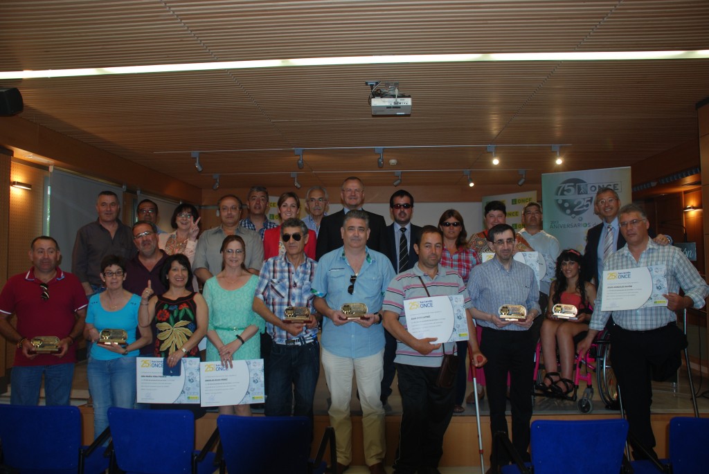 Foto de familia de los premiados en Cádiz junto al delegado territorial de la ONCE en Andalucía, Ceuta y Melilla, Patricio Cárceles, el director de la ONCE en Cádiz, José Antonio Toledo, y el consejero territorial Francisco Jesús Lucena