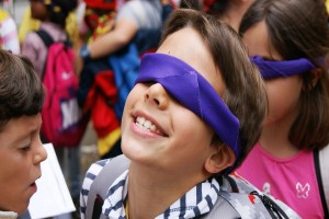 Un niños se tapa los ojos para sentir lo que sienten los ciegos