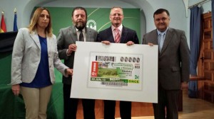 En la imagen, el delegado territorial de la ONCE junto al delegado territorial de Agricultura, Pesca y Medio Ambiente de la Junta, la directora de la ONCE Córdoba y el alcalde de Montoro