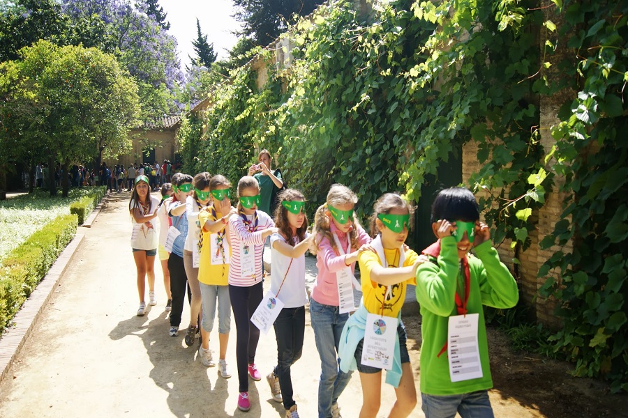 Los niños se taparon los ojos para conocer qué sienten las personas ciegas