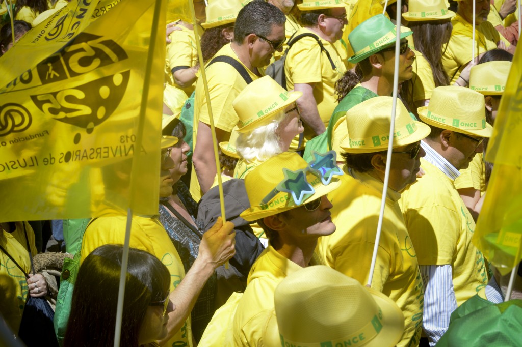Otro grupo de participantes con bandorelas en su camino hacia Colón