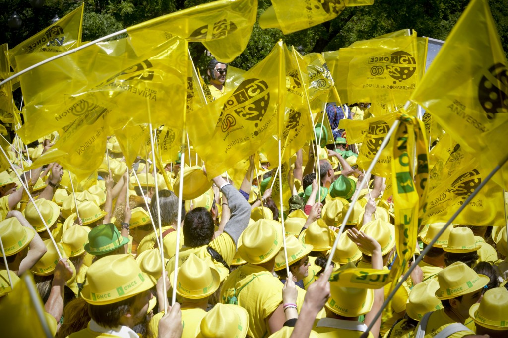 Otro grupo numeroso de participantes con sus banderolas camino de Colón