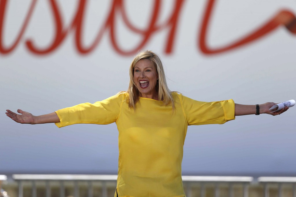 Primer plano sonriente de Anne Igartiburu, persentadora de la gala y vestida de amarillo