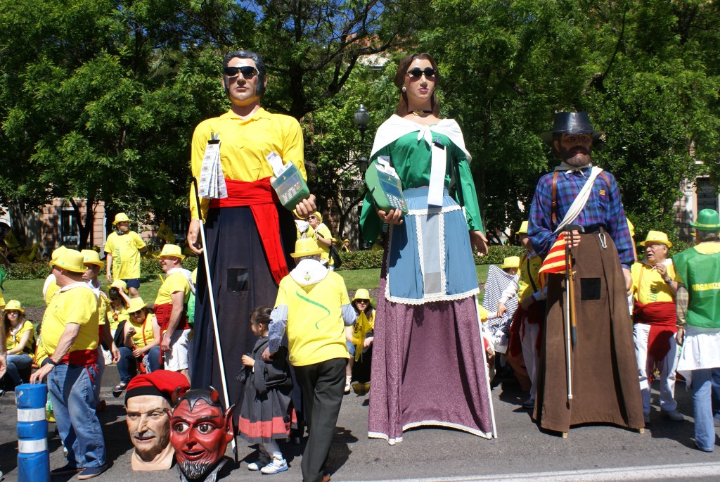 Gigantes y cabezudos a la espera de la marea amarilla