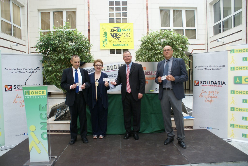Las autoridades muestran el cupón dedicado a la 'X' solidaria en el patio central de la Delegación Territorial. De izquierda a derecha: Ventura Pazos, Carmen Martínez Aguayo, Patricio Cárceles, y Manuel Sánchez 