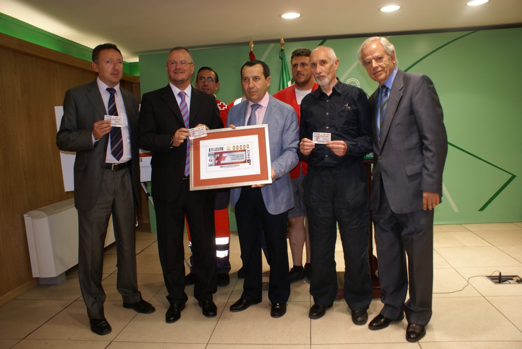 El delegado territorial de la ONCE, Patricio Cárceles, presentó la imagen del cupón dedicado a la Cruz Roja junto al director de la ONCE en Málaga, Cristóbal Martínez, el delegado del gobierno de la Junta en Málaga, José Luis Ruiz, el presidente territorial de Cruz Roja en Málaga, Antonio Morales, el presidente de la Cruz Roja en Andalucía, Javier García-Villoslada, y voluntarios de Cruz Roja.