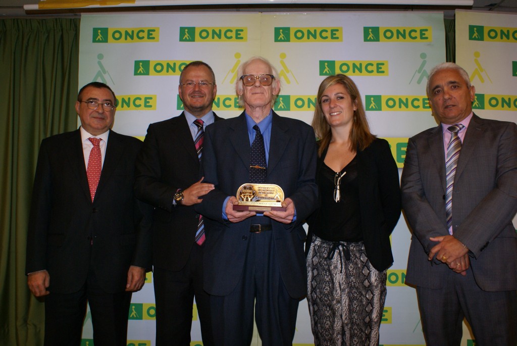 Entrega de condecoración a un jubilado de Huelva de parte del delegado territorial de la ONCE, Patricio Cárceles, la vicepresidenta del Consejo Territorial, Cristina Arias, y el director de la ONCE en Huelva, Manuel Alborch