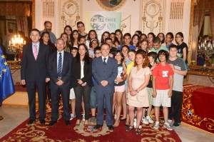 Los ganadores del Concurso Escolar en Ceuta posan para la foto de familia