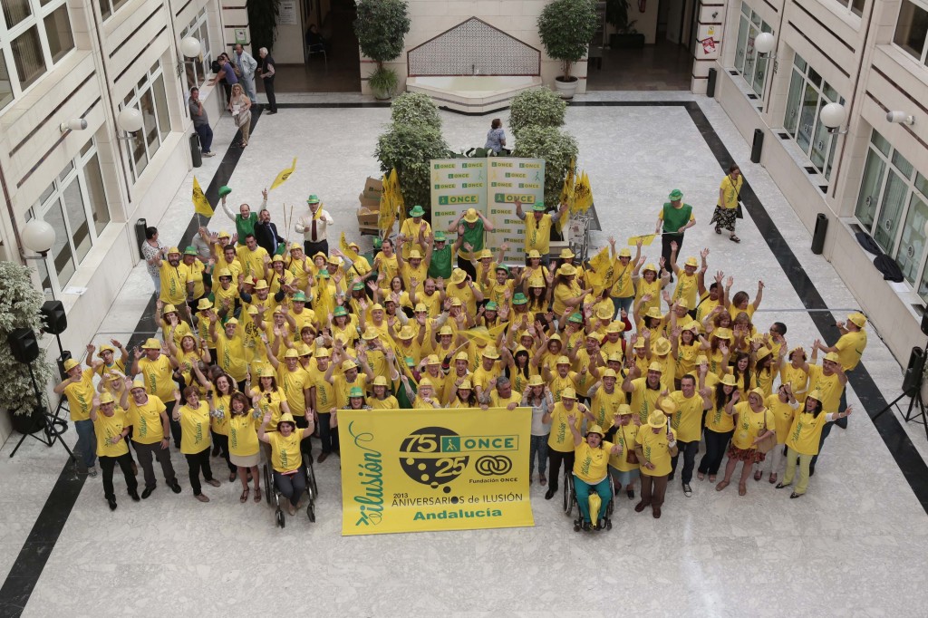 Un centenar de trabajadores de la DT con sus camisetas amarillas tras recogerlas en el acto de presentación