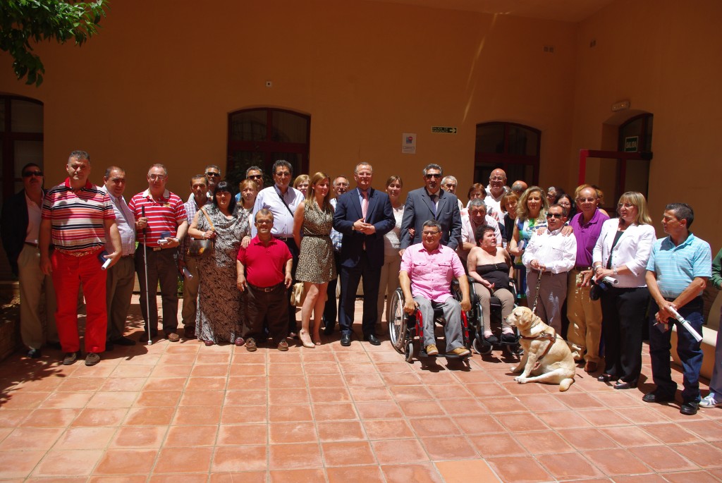 Foto de familia en la ONCE Jerez junto al delegado territorial de la ONCE, Patricio Cárceles, la vicepresidenta del Consejo Territorial, Cristina Arias y el director de la ONCE Jerez, Jaime Hernández