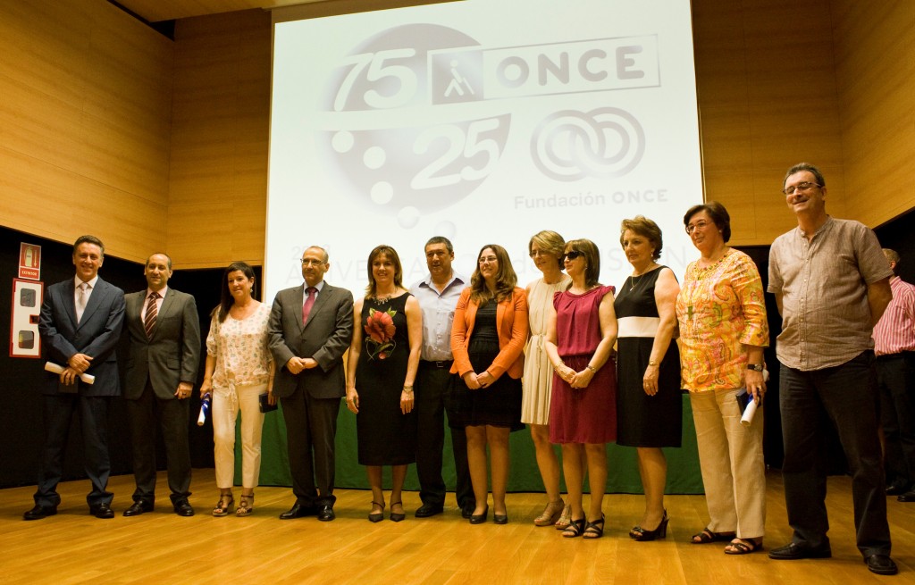 Foto de familia a los homenajeados del CRE
