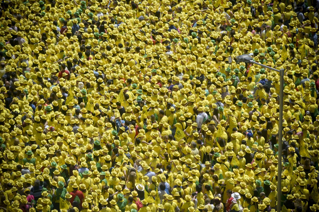 Una auténtica marea amarilla de personas con sombreros de espaldas desde una perspectiva aérea
