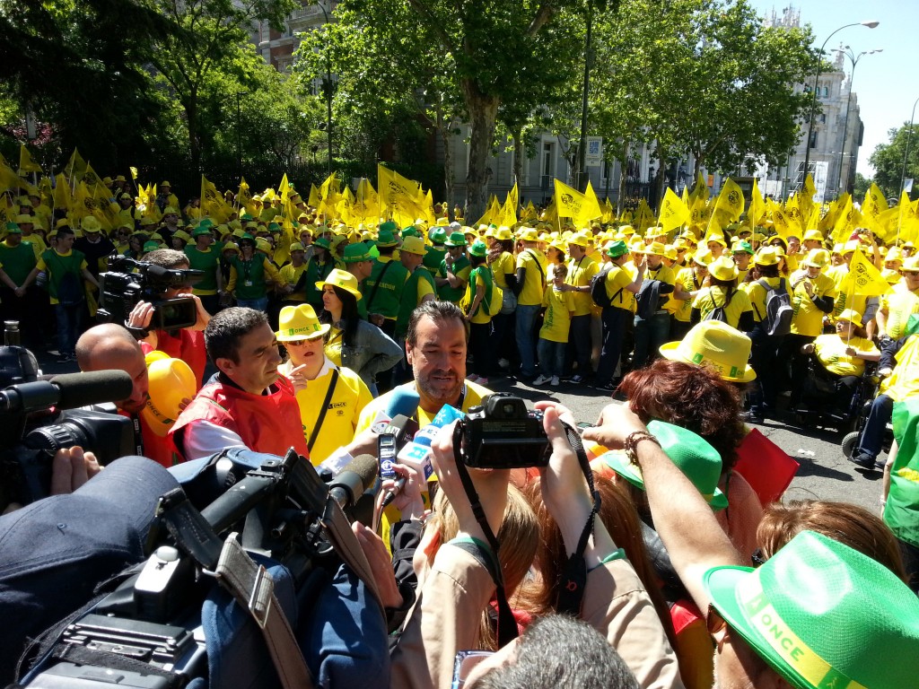 Miguel Carballeda en la cabecera de la marcha en medio de un mar de cámaras y micrófonos