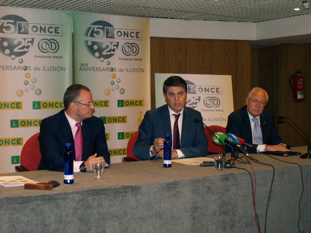 De izquierda a derecha, el delegado territorial de la ONCE en Andalucía, Ceuta y Melilla, Patricio Cárceles, el portavoz del PP en el Parlamento, Carlos Rojas, y el portavoz popular adjunto y miembro de la Comisión de Turismo, Jaime Raynaud