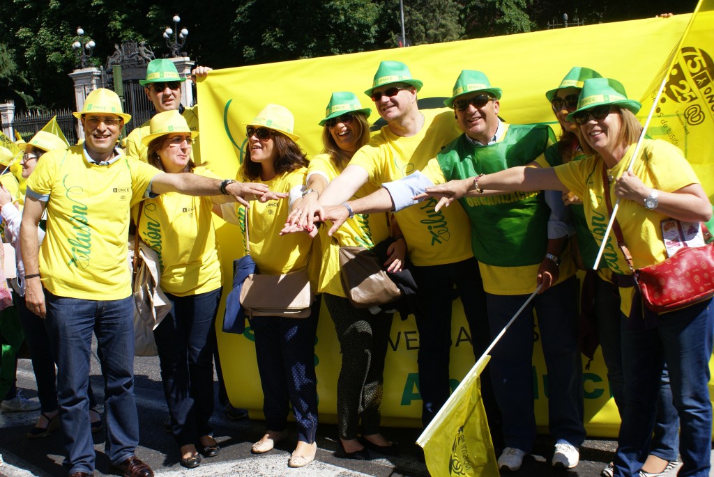 Patricio Cárceles junta las manos con participantes andaluces en la Marea Amarilla