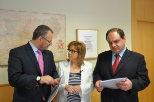 El delegado territorial de la ONCE en Andalucía, Ceuta y Melilla, Patricio Cárceles, junto a la delegada del Gobierno de la Junta de Andalucía en Jaén, Purificación Gálvez, y el director de la ONCE en Jaén, Pascual Gualda. 