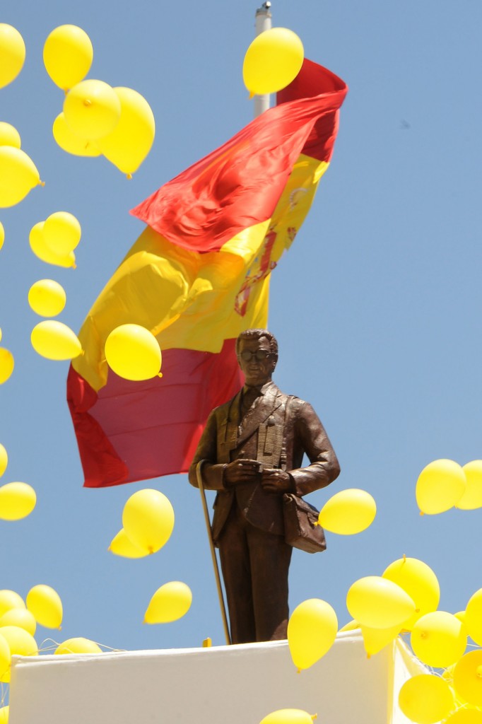Monumento al vendedor de la ONCE en el momento en que se descubre con globos amarillos a su alrededor