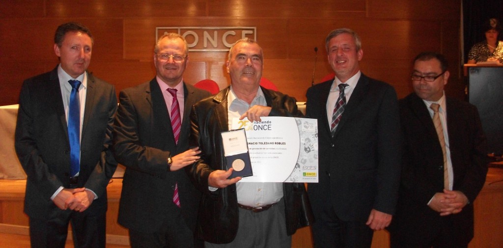 Entrega de diploma por los 25 años de trabajo en la ONCE Málaga de parte del delegado territorial de la ONCE, Patricio Cárceles, el vicepresidente del Consejo Territorial, Francisco Javier Fernández Bustos y el director de la ONCE Málaga, Cristóbal Martínez