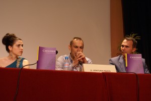 Ventura Pazos en la presentación del libro junto a su hija, Clara Pazos, y el editor, Manuel Márquez