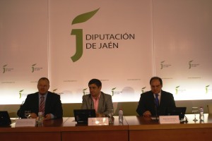 El presidente de la Diputación de Jaén, Francisco Reyes, junto al delegado territorial de la ONCE en Andalucía, Ceuta y Melilla, Patricio Cárceles, y el director de la ONCE en Jaén, Pascual Gualda