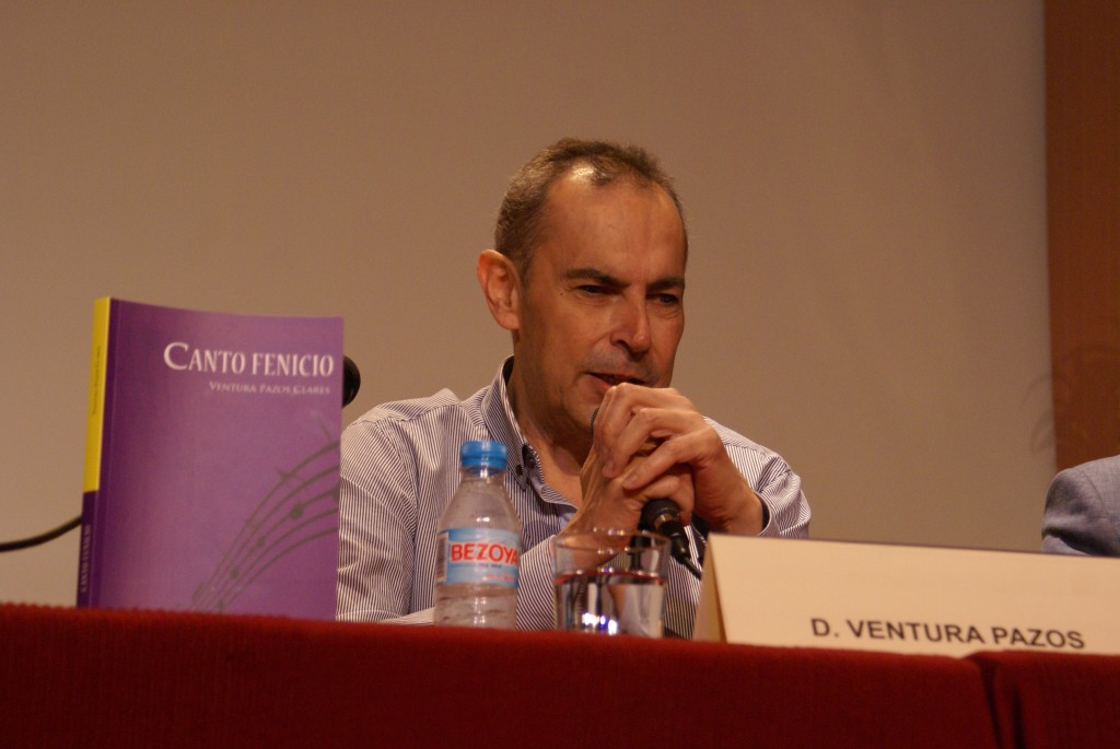 Imagen de Ventura Pazos en su intervención con la portada de su libro en primer plano a su izquierda