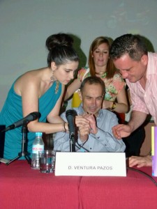 Ventura Pazos firmando uno de los ejemplares de su libro