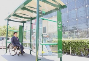 El director general de las personas con discapacidad de la Consejería para la Igualdad y Bienestar Social, Gonzalo Rivas, prubea la nueva marquesina accesible situada junto al Pabellón de la Fundación ONCE.