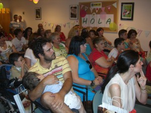 En la imagen, los padres y niños presentes a la fiesta fin de curso