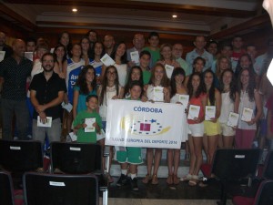 Foto de familia de los presentes en el acto, los cuales aparecen sujetando un cartel donde se lee 'Córdoba, ciudad europea del deporte 2014'
