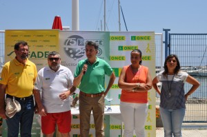 En la imagen, las autoridades posan para las cámaras durante la entrega de trofeos a los vencedores de la competición