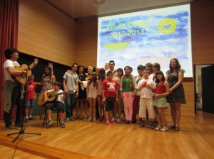 En el escenario, los alumnos del CRE interpretan una canción mientras uno de los pofesores toca la guitarra