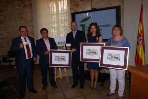 De izquierda a derecha, el director de la ONCE Jaén, Pascual Gualda, el presidente de la Diputación, Francisco Reyes, el delegado territorial de la ONCE, Patricio Cárceles, la concejala de Cultura y Turismo de Úbeda, Josefa Olmedilla y la concejala de Cultura y Educación de Baeza, María Ortega, mostrando la imagen del cupón dedicado a los conjuntos monumentales renacentistas de Úbeda y Baeza