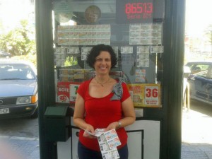 En la imagen, la vendedora Lidia Gonález posa frente a su kiosco de la ONCE desde el que ha dado el premio