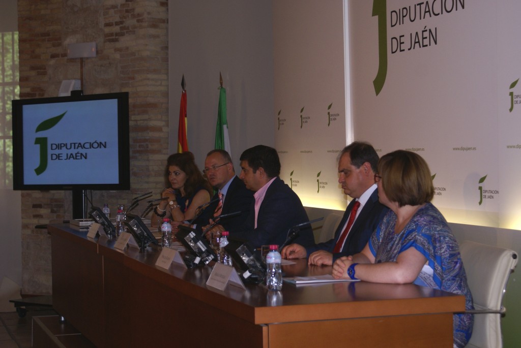 En la imagen, las cinco autoridades sentados en la mesa durante el acto